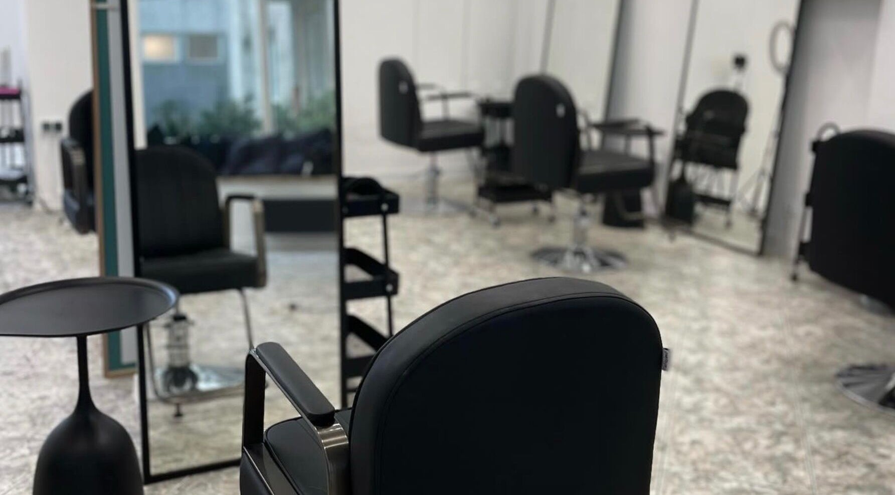 Nowoczesne wnętrze Lena’s Silk Studio w Żelazna, Województwo Opolskie, PL z luksusowymi siedzeniami.