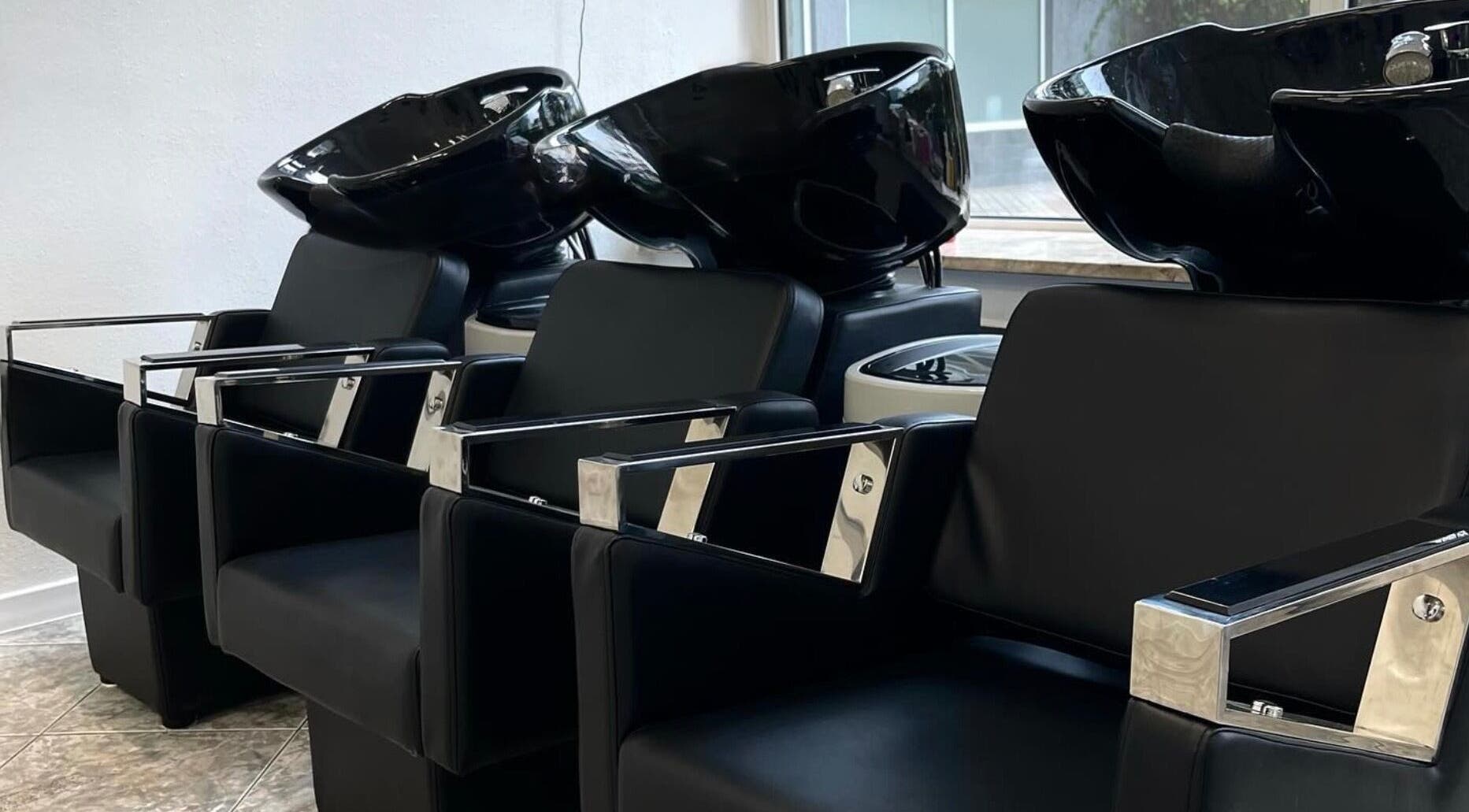 Stylowe fotele fryzjerskie w Lena's Silk Studio, Żelazna, Województwo Opolskie, PL, zapewniają komfort.