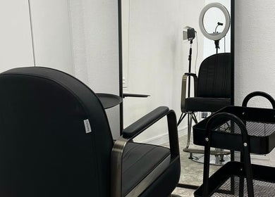 Nowoczesne wnętrze Lena’s Silk Studio na Żelazna, Województwo Opolskie, PL. Czarny fotel i lustro.