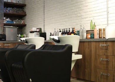 Stylish wash stations at Hair District Barbershop, Dubai, Dubai, AE with modern decor and premium products.