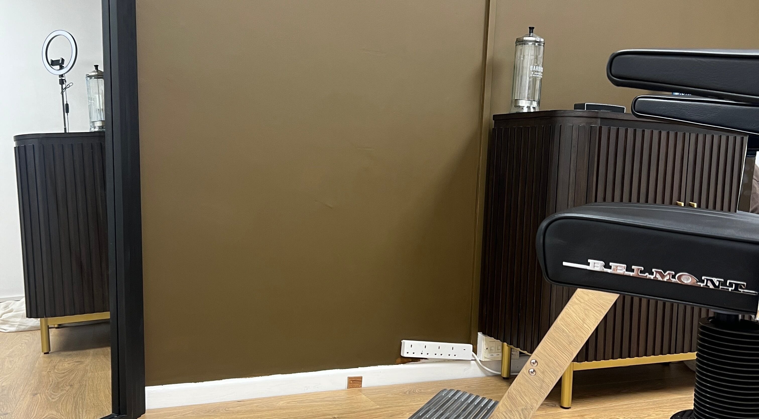 Modern barber chair at Corte & Charla Barbershop, Witney, England, GB, showcasing stylish and inviting decor.