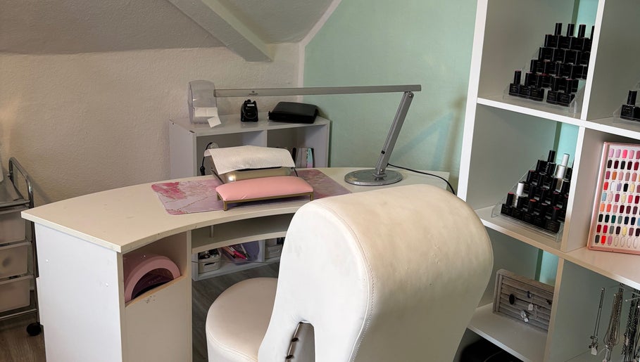 Professioneller Nagelstudio-Platz bei Jacky’s Beauty & Tattoo Lounge in Niederkassel, Nordrhein-westfalen, DE.