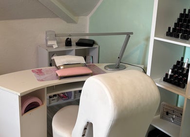 Professioneller Nagelstudio-Platz bei Jacky’s Beauty & Tattoo Lounge in Niederkassel, Nordrhein-westfalen, DE.