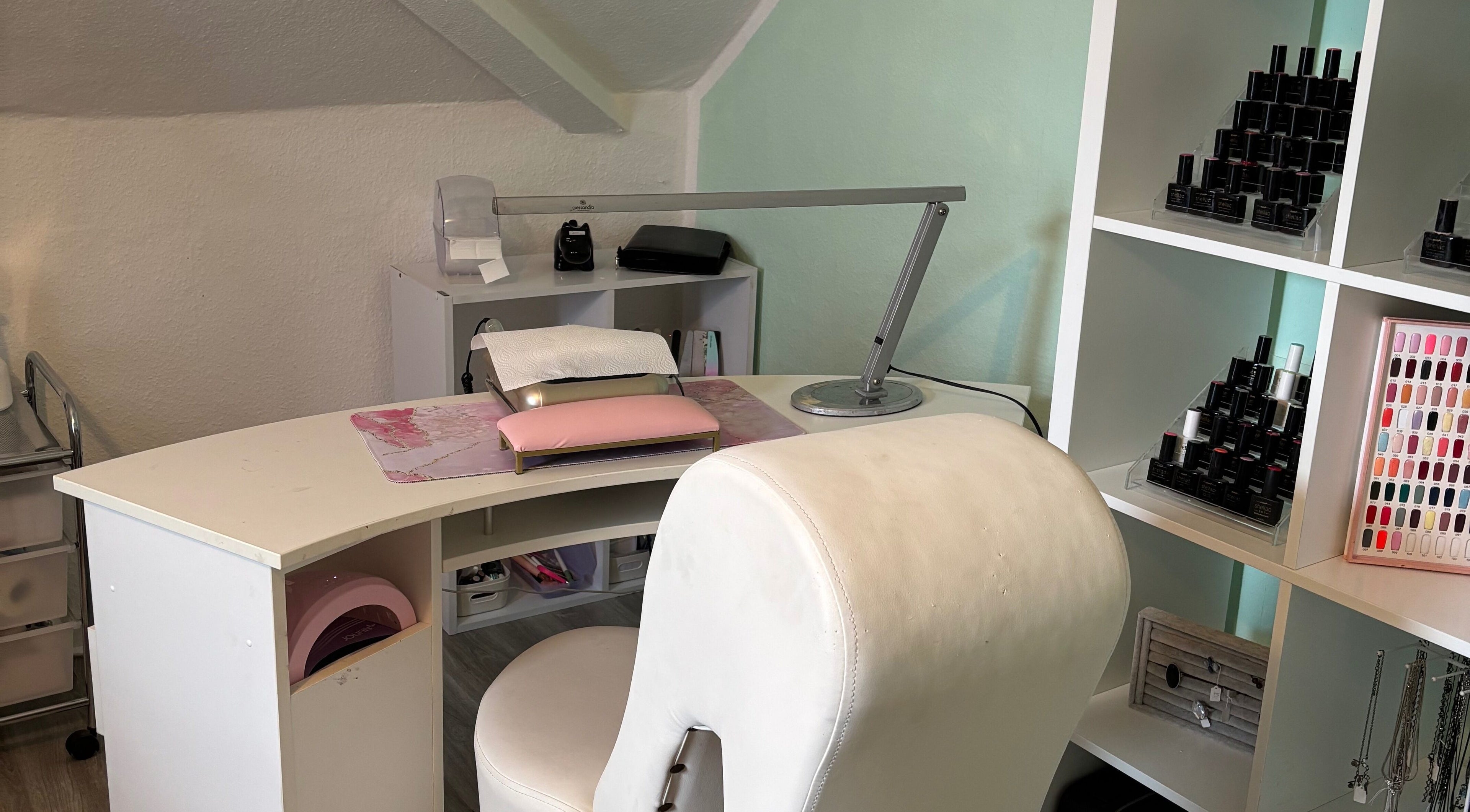 Professioneller Nagelstudio-Platz bei Jacky’s Beauty & Tattoo Lounge in Niederkassel, Nordrhein-westfalen, DE.