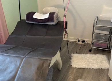 Bequeme Behandlungsliege bei Jacky’s Beauty & Tattoo Lounge, Niederkassel, Nordrhein-westfalen, DE.