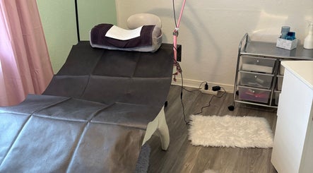 Bequeme Behandlungsliege bei Jacky’s Beauty & Tattoo Lounge, Niederkassel, Nordrhein-westfalen, DE.