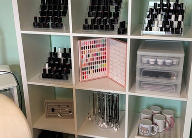 Nagellackregal bei Jacky’s Beauty & Tattoo Lounge in Niederkassel, Nordrhein-westfalen, DE zeigt vielseitige Farbauswahl.