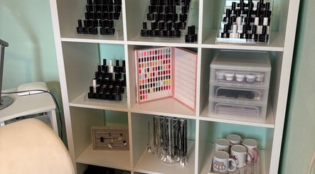 Nagellackregal bei Jacky’s Beauty & Tattoo Lounge in Niederkassel, Nordrhein-westfalen, DE zeigt vielseitige Farbauswahl.