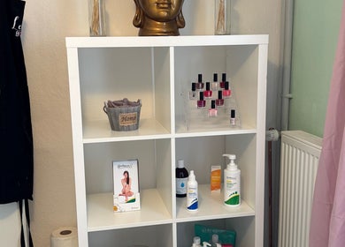 Regal mit Schönheitsprodukten im Jacky’s Beauty & Tattoo Lounge, Niederkassel, Nordrhein-westfalen, DE.