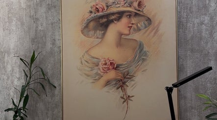 لوحة كلاسيكية لامرأة مع ورد في صالون ليليان النسائي، Saihat، Eastern Province، SA.