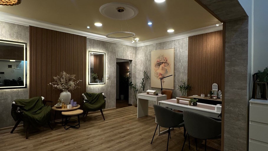 زاوية أنيقة في صالون ليليان النسائي، Saihat، Eastern Province، SA تعرض الكراسي والطاولات مع ديكور فاخر.