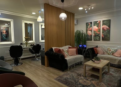 صالون ليليان النسائي في Saihat يجمع بين الفن والراحة مع ديكور أنيق وبيئة هادئة.