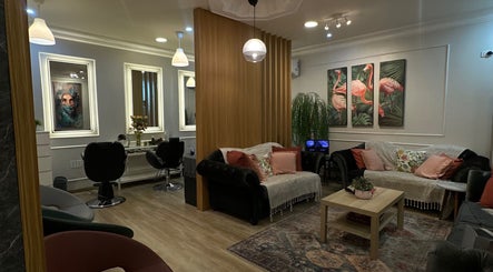 صالون ليليان النسائي في Saihat يجمع بين الفن والراحة مع ديكور أنيق وبيئة هادئة.