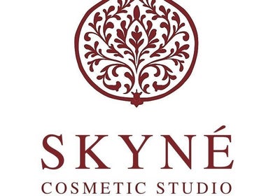 Logotip SKYNÉ Cosmetic Studio na belem ozadju, Ljubljana, Ljubljana, SI.