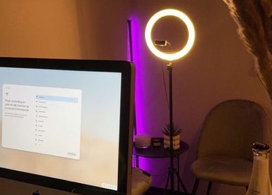 Stijlvolle hoek bij Lashbar Den Bosch, 's-hertogenbosch, Noord-brabant, NL met computer en sfeerverlichting.