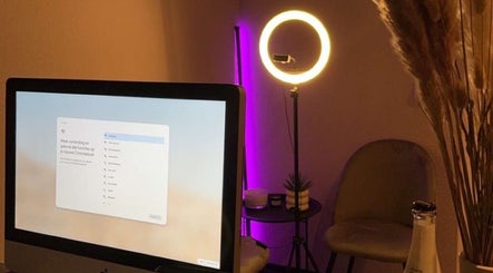 Stijlvolle hoek bij Lashbar Den Bosch, 's-hertogenbosch, Noord-brabant, NL met computer en sfeerverlichting.