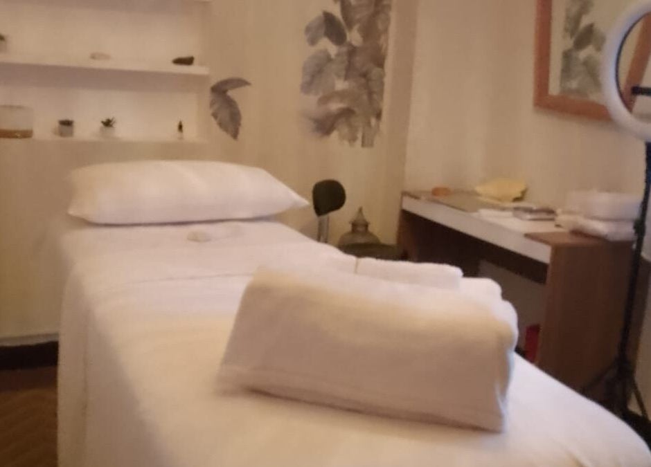 Sala de relajación en Sigmasaludcapilar, Montevideo, Departamento De Montevideo, UY, con cama y decoraciones naturales.