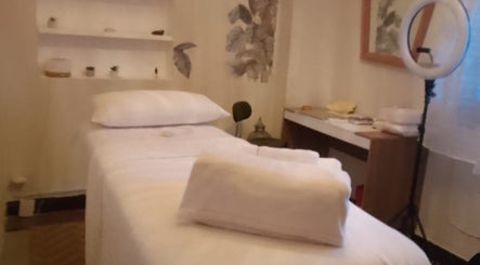 Sala de relajación en Sigmasaludcapilar, Montevideo, Departamento De Montevideo, UY, con cama y decoraciones naturales.