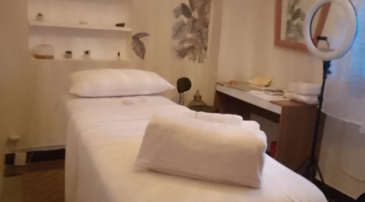 Sala de relajación en Sigmasaludcapilar, Montevideo, Departamento De Montevideo, UY, con cama y decoraciones naturales.