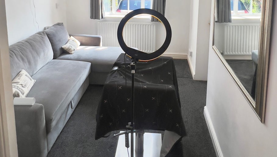 Cozy beauty room in Priestycuts, Barnstaple, England, GB featuring a massage table and ring light.