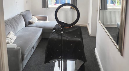 Cozy beauty room in Priestycuts, Barnstaple, England, GB featuring a massage table and ring light.