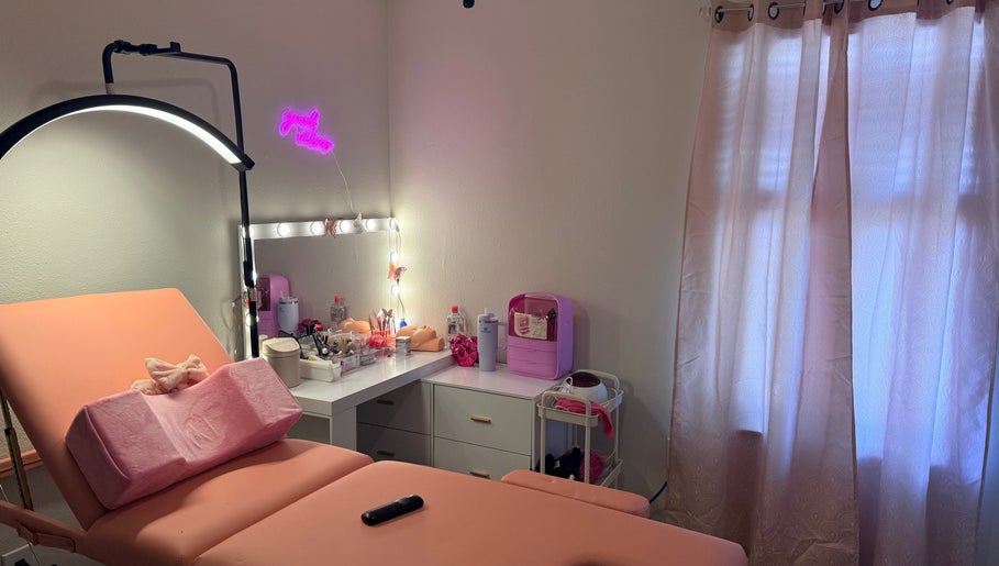 Relaxing eyelash extension studio at Eyelash Extensions TN in Smyrna, Tennessee, US, with pink decor and lighting.