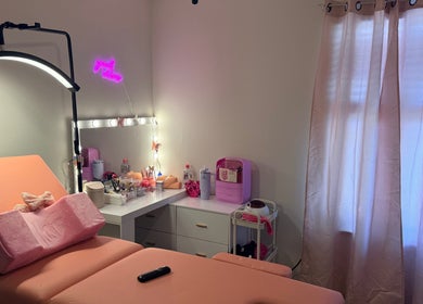 Relaxing eyelash extension studio at Eyelash Extensions TN in Smyrna, Tennessee, US, with pink decor and lighting.