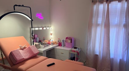 Relaxing eyelash extension studio at Eyelash Extensions TN in Smyrna, Tennessee, US, with pink decor and lighting.