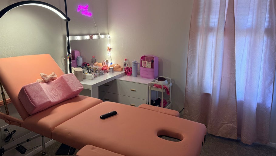 Cozy beauty room at Eyelash extensions tn in Smyrna, Tennessee, US, featuring a pink treatment bed and vanity.