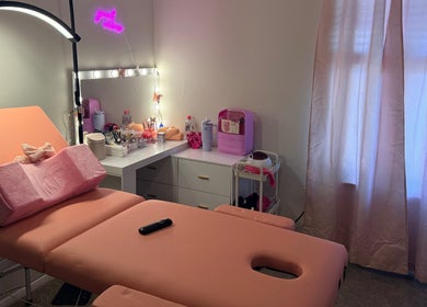 Cozy beauty room at Eyelash extensions tn in Smyrna, Tennessee, US, featuring a pink treatment bed and vanity.