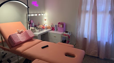 Cozy beauty room at Eyelash extensions tn in Smyrna, Tennessee, US, featuring a pink treatment bed and vanity.