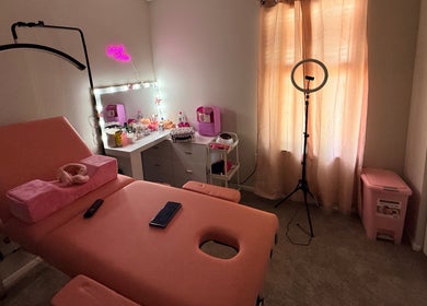 Cozy treatment room at Eyelash extensions tn, Smyrna, Tennessee, US with pink decor and professional setup.