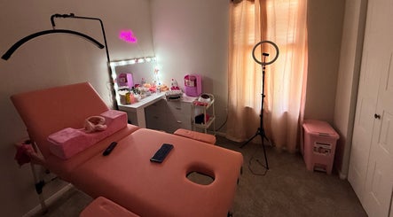 Cozy treatment room at Eyelash extensions tn, Smyrna, Tennessee, US with pink decor and professional setup.