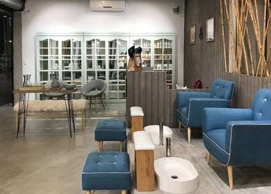 Interior acogedor de Clou&ko en Región Metropolitana, CL, con sillones azules y decoración moderna.
