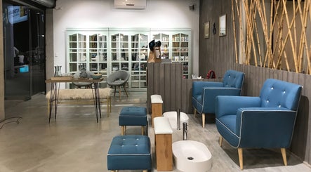 Interior acogedor de Clou&ko en Región Metropolitana, CL, con sillones azules y decoración moderna.