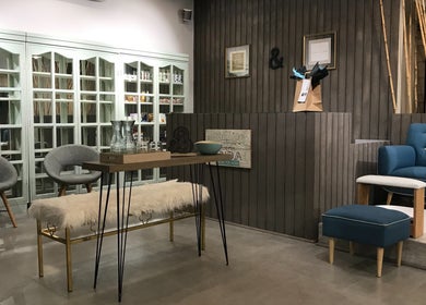 Elegante sala de espera en Clou&ko, Región Metropolitana, CL, con sillas modernas y decoración acogedora.