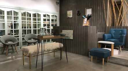 Elegante sala de espera en Clou&ko, Región Metropolitana, CL, con sillas modernas y decoración acogedora.