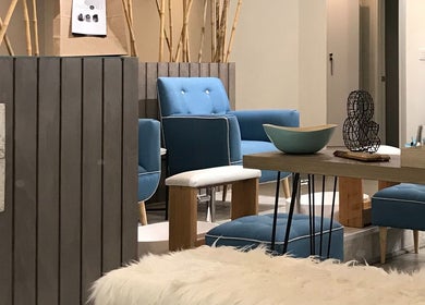 Interior moderno y acogedor de Clou&ko en Región Metropolitana, diseñado con asientos azules.