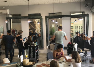 Clientes disfrutando servicios en Clou&ko, un salón de belleza en Región Metropolitana, Región Metropolitana, CL.