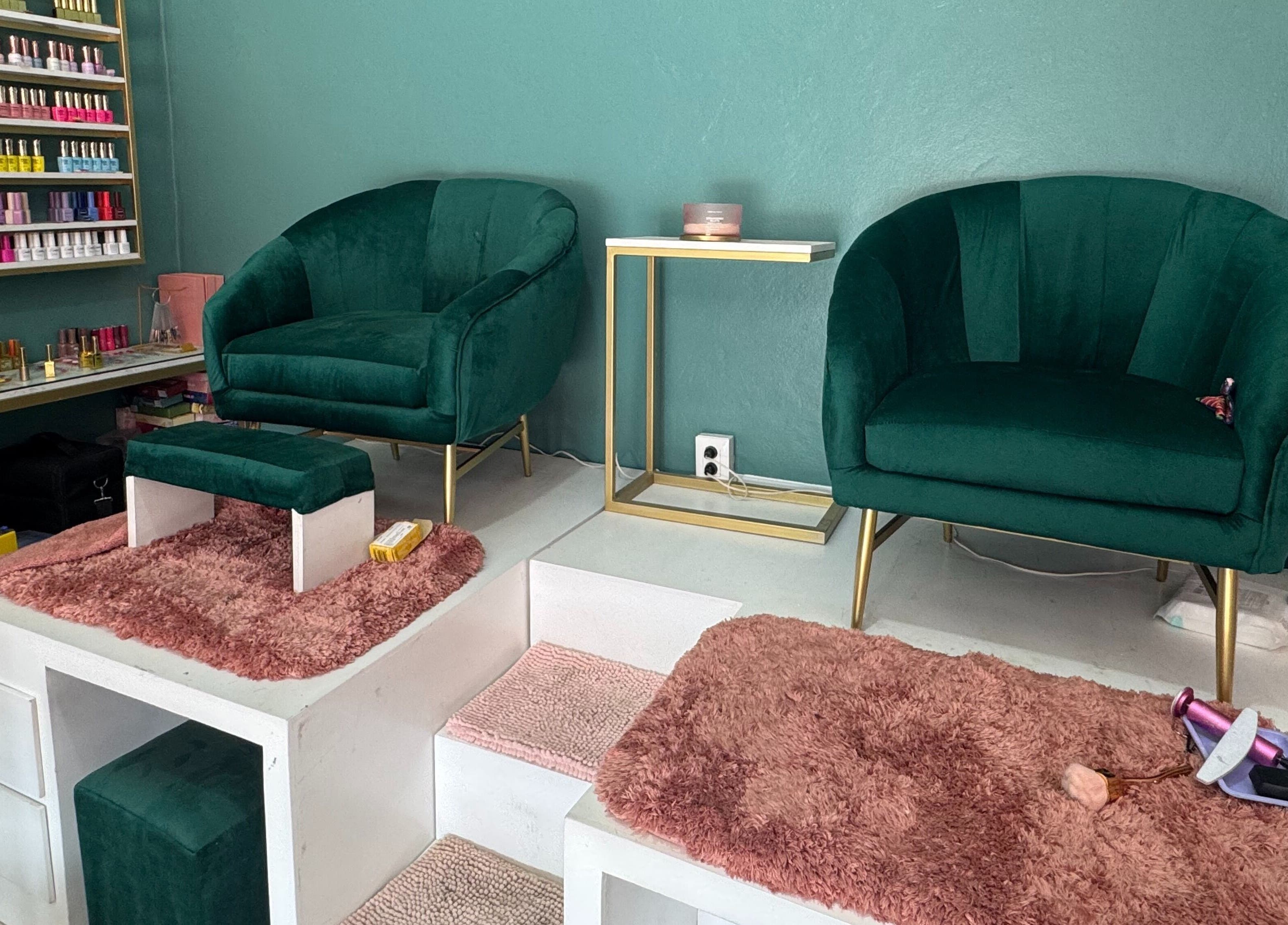 Luxurious seating at Cenit's Salon Beauty & Go, Oaxaca De Juárez, Oaxaca, MX, featuring plush green chairs.
