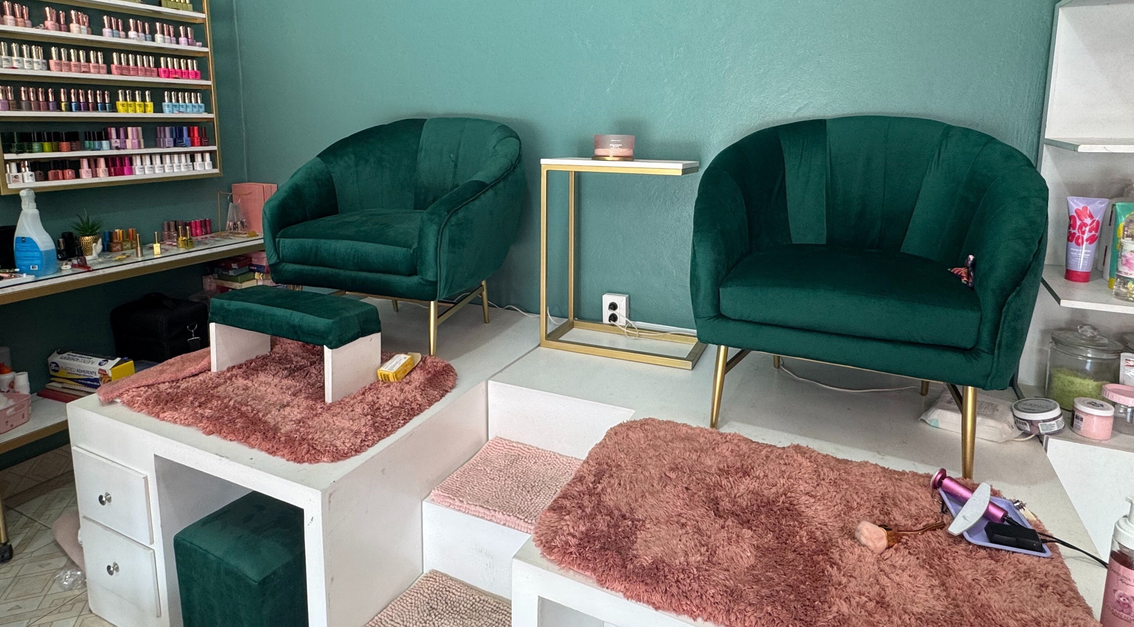 Luxurious seating at Cenit's Salon Beauty & Go, Oaxaca De Juárez, Oaxaca, MX, featuring plush green chairs.