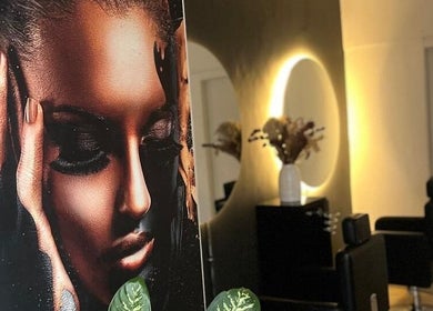 Interiores modernos de D'LART SALON en Medellín, Antioquia, CO con arte de belleza femenina y decoración sofisticada.