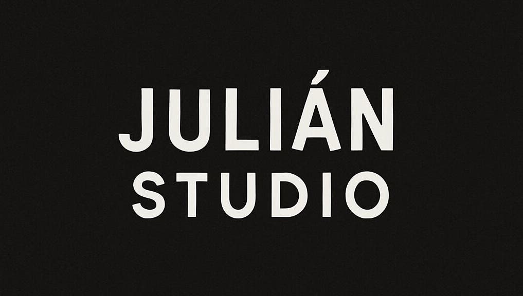Logotipo de Julián Studio ubicado en Crg, Santa Fe, AR en fondo negro.