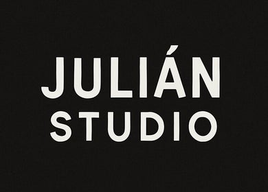 Logotipo de Julián Studio ubicado en Crg, Santa Fe, AR en fondo negro.