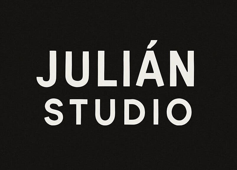 Logotipo de Julián Studio ubicado en Crg, Santa Fe, AR en fondo negro.