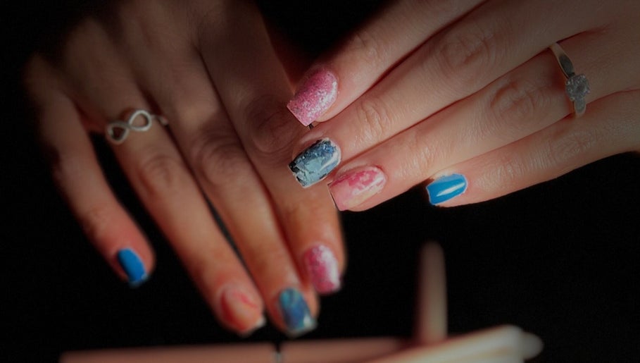 Nail art chic à Le temps beauté, saint-sulpice-de-faleyrens, FR. Designs multicolores élégants.