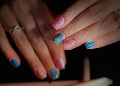 Nail art chic à Le temps beauté, saint-sulpice-de-faleyrens, FR. Designs multicolores élégants.