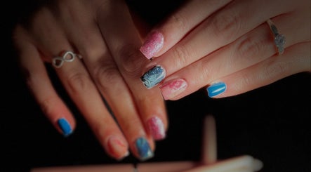 Nail art chic à Le temps beauté, saint-sulpice-de-faleyrens, FR. Designs multicolores élégants.