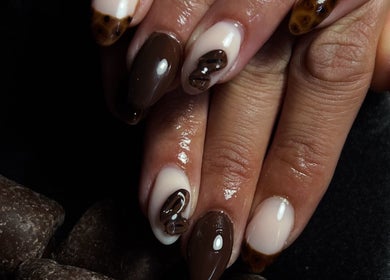 Magnifique manucure chocolat à Le temps beauté, saint-sulpice-de-faleyrens, FR. Ongles brillants et élégants.