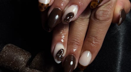Magnifique manucure chocolat à Le temps beauté, saint-sulpice-de-faleyrens, FR. Ongles brillants et élégants.